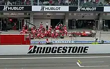 Photo de la Ferrari F10 de Massa, qui attend la fin du changement de pneumatiques d'Alonso