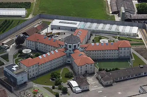 Vue sur le pénitencier de Lenzbourg, construit sur le modèle du panoptique en étoile.
