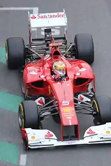 Photo de Fernando Alonso avec un casque « collector » à Monaco