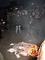 Des manifestants brûlent des publications de groupes d'extrême droite à Kharkiv, le 1er mars 2014.