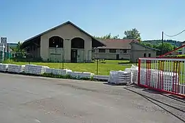 D'autres bâtiments similaires dans un terrain tondu.