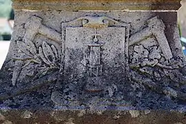 Symboles des houillères sur le monument aux morts de la guerre de 1870.