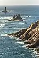 Pêcheur entre la pointe du Raz et le phare de la Vieille.