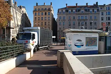 nos 1, 3 et 5 quai des Célestins, avec à gauche le no 11 et dernière maison du quai Saint-Antoine