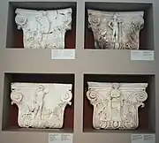 Chapiteaux de pseudo-pilastres. De g. à d.: Cabire, jeune dieu au rhyton. Dioscure. Palais de Galère. début du IVe&nbsp;siècle. MArch Thessalonique