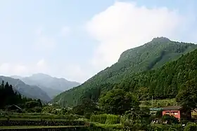 Vue du mont Kubote (à droite) et du :mont Inugadake (ja) (en arrière gauche) depuis Kubote, ville de Buzen.