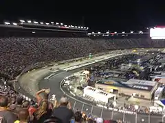 Le Bass Pro Shops NRA Night Race de 2016 vu de la tribune principale, avec Denny Hamlin no&nbsp;11 leader en début de course.