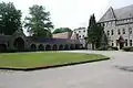 La cour.