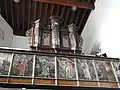 Orgue sur la galerie avec des images des apôtres