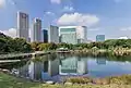 Étang et tours de Shiodome.