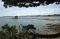 L'îlot situé à l'extrémité de la pointe du Château vu de l'oppidum situé au sud de celle-ci à marée basse.