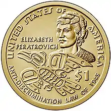 Pièce de monnaie représentant le buste d'un femme jeune à l'arrière-plan, un aigle stylisé en vol à l'avant-plan et les inscriptions UNITED STATES OF AMERICA, Elizabeth Peratrovich, $1 et Anti-Discrimination Law of 1945
