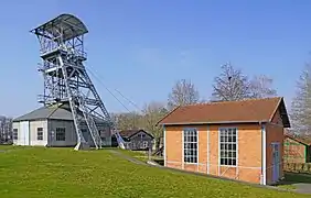 Le chevalement et le bâtiment de la machine d'extraction à droite.
