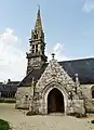 Église paroissiale Notre-Dame ː clocher et porche vus depuis le sud.
