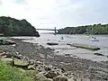Le Blavet vu du petit port de Kervignac, en amont du Pont du Bonhomme, visble à l'arrière-plan.