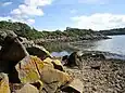 Le littoral du nord de l'anse de Penn Foull à l'est de l'oppidum de la pointe du Château (littoral modifié par les blocs laissés sur place d'anciennes carrières).