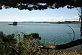 L'îlot situé à l'extrémité de la pointe du Château vu de l'oppidum situé au sud de celle-ci à marée haute.