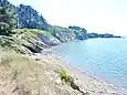 La grève et les falaises entre le Yelen et la pointe du Bindy vues du GR 34.