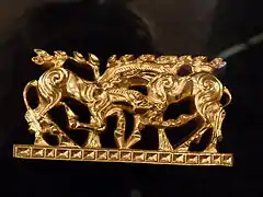 Scène représentant deux chevaux s'affrontant, art scythe, Kazakhstan,XIe&nbsp;– Ier&nbsp;siècle&nbsp;av. J.-C.[évasif].