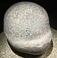 Stèle hémisphérique basse en granite trouvée à Porspoder (datée entre le IVe et le Ier&nbsp;siècle&nbsp;av. J.-C.) exposée au musée de l'abbaye de Landévennec.