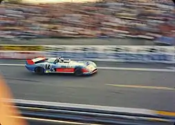 Jean-Pierre Jaussaud et sa Matra MS670B à moteur V12 Matra de 2&nbsp;993&nbsp;cm3, qu'il partageait en 1973 avec Jean-Pierre Jabouille dans l'équipe Matra Simca Shell. Ils ont terminé 3e avec 4&nbsp;526&nbsp;km parcourus à 188,58&nbsp;km/h de moyenne.