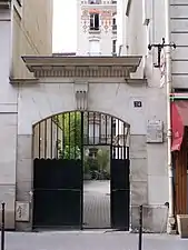 Le no 24 de la rue où habitèrent Pierre Curie et Marie Curie en 1898.