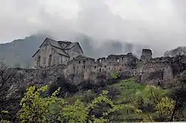 Rempart et l'église depuis la route (nord-est)