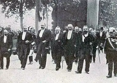 27 août 1905, le maire de Toulouse Honoré Serres (à D.) accueille pour l'arrivée de la Coupe des Pyrénées automobile les ministres (de G. à D.) Fernand Dubief, Maurice Berteaux, Joseph Ruau, Joseph Chaumié et Armand Gauthier de l'Aude, membres du gouvernement de Maurice Rouvier.