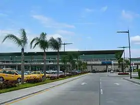 L'entrée de l'aéroport, côté passagers