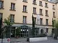 Un immeuble d'habitation rénové au no&nbsp;29, avec la plaque commémorative rappelant Buffon.