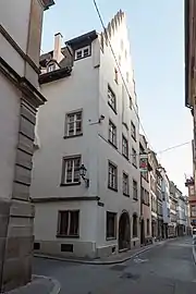 Le no&nbsp;2, à l'angle de la rue de l'Épine.