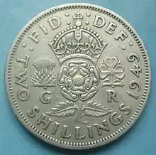 Pièce de monnaie figurant un chardon, une rose et un trèfle.