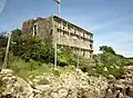 La "Maison du port" du comte Arthur Dillon construite en 1907 mais jamais utilisée en raison de l'abandon du projet de port à cet endroit ; en cours de restauration depuis son rachat par le réalisateur Gilles Legrand.