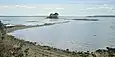 Le tombolo reliant l'îlot situé à l'extrémité de la pointe du Château à celle-ci en train d'être submergé à marée montante.