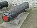 Canon de 32 livres du HMS Edgar (en), exposé à la tour de Londres.