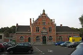 Ancien parking devant le bâtiment (supprimé).