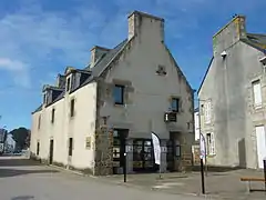 La maison prévôtale (XVIIe siècle) ; désormais Office du tourisme.