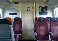 L'intérieur d'un compartiment de première classe d'un Class 375 Electrostar de la Southeastern, montrant l'habillage des sièges de couleur prune.