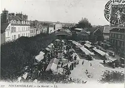 Marché sur la place, au tournant du XXe&nbsp;siècle.