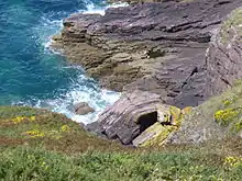 Des rochers avec un trou dedans