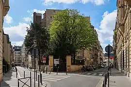No&nbsp;39, au croisement avec la rue Eugène-Delacroix.