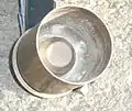 Vue de l'intérieur d'une douille déjà utilisée d'un grenade de 40&nbsp;mm. On distingue la chambre à haute pression interne, qui diminue la pression produite lors de la mise à feu de la cartouche.