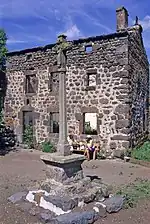 Ruines de la maison d'une béate à Bains.