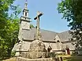 La chapelle et son calvaire : vue extérieure d'ensemble.
