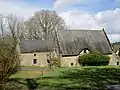 Écomusée de Saint-Dégan : la longère du XIXe&nbsp;siècle ("Ti Glas Hir"), vue extérieure d'ensemble.