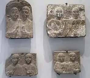 Quatre stèles de membres d'une confrérie funéraire. Coptos. Calcaire autrefois polychrome, IIe / IIIe&nbsp;siècle. Musée des Beaux-Arts de Lyon