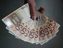 Poignée de billets de 50 euros de la première série.