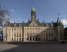 photo d'un bâtiment public surmonté d'un clocher