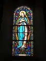 Vitrail de la Vierge (chapelle sud), daté de 1872.
