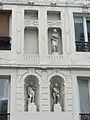 Les statues dans les niches.